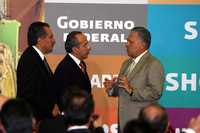El presidente Felipe Calderón acompañado por los gobernadores de Morelos, Marco Adame, y de Sinaloa, Jesús Padilla, durante la firma del convenio azucarero