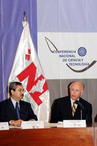 El rector de la UNAM, José Narro –acompañado por el gobernador de Nuevo León, Natividad González Parás–, dijo que es imprescindible considerar a la educación como un bien público y no como una mercancía