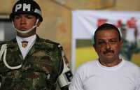 Gerardo Aguilar, alias César, uno de los dos jefes de las FARC aprehendidos en el operativo de rescate de rehenes, al ser presentado ayer a la prensa en Bogotá. Ambos enfrentan cargos por narcotráfico, secuestro y rebelión