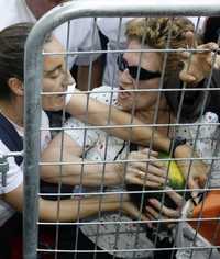 Habitantes de Madrid se disputan una sandía durante una protesta de agricultores realizada en esa capital en junio pasado   Reuters