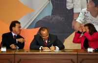 El presidente Felipe Calderón y Elba Esther Gordillo bromearon varias veces durante el lanzamiento de un programa de salud