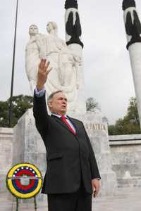 El embajador Roy Chaderton en el Monumento a los Niños Héroes