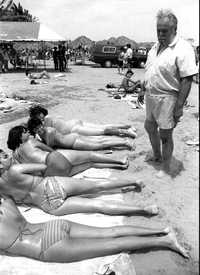 Maquío hace campaña en busca de la Presidencia de la República por el Partido Acción Nacional. Aquí en la playa Mocambo, en el puerto de Veracruz, durante la Semana Santa de 1988