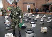 Soldados colombianos custodian bolsas con explosivos en Facatativa, a unos 25 kilómetros de Bogotá, que según el ejército iban a ser utilizados como represalia por el rescate de Ingrid Betancourt y 14 rehenes