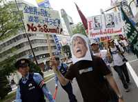 Cientos de opositores al Grupo de los Ocho, procedentes de Estados Unidos, Europa, el sudeste asiático y Corea del Sur desplegaron banderas y carteles con el lema"¡No al G-8!", por las calles de Sapporo, en la isla de Hokkaido, al norte de Japón