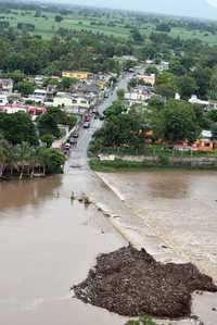 Autoridades de Protección Civil de Veracruz reportaron 17 tramos carreteros cerrados por inundaciones, 12 en el municipio de Naranjos y uno en cada uno de los siguientes municipios: Citlaltépetl, Tancoco, Álamo, Tantima, Tuxpan, Cerro Azul y Actopan