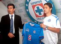 Eduardo de la Torre entrega la camiseta del Cruz Azul al argentino Marcelo Carrusca