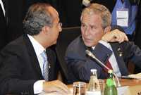 ENCUENTRO EN JAPÓN. El presidente Felipe Calderón y su homólogo estadunidense George W. Bush conversan durante la cumbre del G-8, realizada en Japón