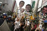Manifestantes con imágenes de los líderes del Grupo de los Ocho marcharon por las calles de Sapporo contra el encuentro que se celebra en Japón