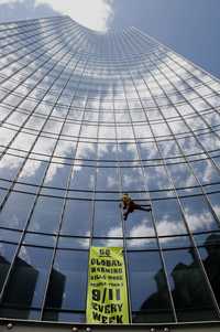 El francés Alain Robert escala el edificio Skyper, en Francfurt, Alemania, como parte de las protestas contra el calentamiento global y el G-8 que se reúne en Japón