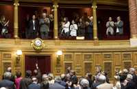 La colombo-francesa Ingrid Betancourt es recibida con aplausos por los legisladores, ayer en París, durante su visita al Senado francés