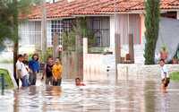 En las colonias Jardines del Castillo y La Azucena, municipio de El Salto, Jalisco, se desalojó a un centenar de personas debido a que el agua alcanzó más de un metro de altura