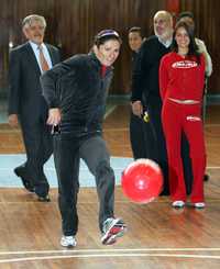 Ana Guevara dio la patada inicial del torneo de futbol que se disputará dentro del Mundialito Deportivo