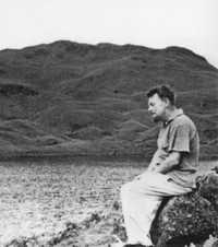Una de las últimas fotografías de Lowry, sentado en el lago District, en mayo o junio de 1957. Imágenes tomadas del libro Perseguido por los demonios, publicado por el FCE