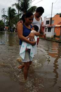 Pobladores de varias comunidades afectadas por las inundaciones que provocó el desbordamiento de los ríos Cotaxtla y Jamapa, en Veracruz, fueron llevados a albergues