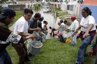 Vecinos de la unidad habitacional La Azucena, en El Salto, Jalisco, se movilizaron para desalojar el agua que inundó sus casas