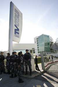 Policías montan guardia afuera de las instalaciones de TV Cable, una de las 195 empresas incautadas por el gobierno de Ecuador a los hermanos Isaías Dassum