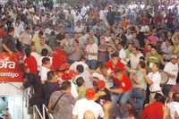 Aficionados que manifestaron su enojo por el fallo en la pelea de Julio César Chávez junior, protagonizaron una bronca con simpatizantes del púgil sinaloense