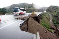 Los recientes aguaceros provocaron un derrumbe en el kilómetro 205 de la supercarretera Oaxaca-ciudad de México. La circulación se redujo a un carril