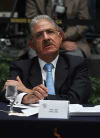 Luis Puig Lara, otro de los especialistas que ayer debatieron en el patio central del Senado de la República