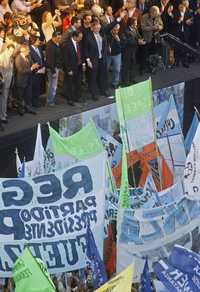 El ex presidente Kirchner saluda a participantes en el acto pro gobierno frente al Congreso