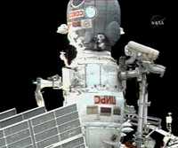 En la imagen de televisión tomada de la NASA,  el cosmonauta de la Agencia Federal Espacial Rusa Oleg Kononenko, es visto durante su caminata en el espacio, al Salir de la Estación Espacial Internacional. Junto con otro de sus compañeros instaló un sistema de anclaje, entre otras actividades