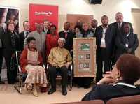 El líder político Nelson Mandela, acompañado de su esposa Graça Machel y varios amigos, captado en Johannesburgo. Este jueves, el legendario vencedor de la segregación racial festejará su cumpleaños 90 en la capital de Sudáfrica