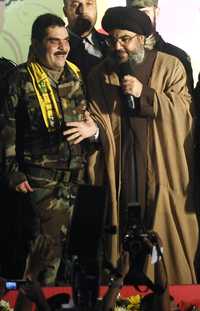 El líder de Hezbollah, Hassan Nasrallah, recibe en Beirut al recientemente liberado militante chiíta Samir Kunta (izquierda)