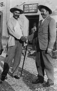 A la izquierda, Rodolfo Fierro o El Carnicero, lugarteniente de Francisco Villa. Aquí, captados en Torreón, en julio de 1914