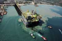 Una plataforma petrolera de la compañía Petrobras es remolcada de Río de Janeiro a la cuenca de Santos, importante zona productora de Brasil