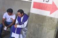 Crece el número de comunidades sin sacerdote, reconoce la Conferencia del Episcopado Mexicano. En la imagen, un cura durante el sacramento de la confesión