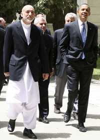 Barack Obama, virtual candidato demócrata a la presidencia de Estados Unidos (a la derecha), al llegar al palacio de gobierno en Kabul ayer, donde fue recibido por el presidente de Afganistán Hamid Karzai (a la izquierda)