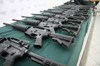 Este lunes autoridades federales reportaron el descubrimiento de 2 mil rifles de uso exclusivo de las fuerzas armadas en el poblado Frontera Comalapa, Chiapas