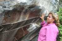 Adela Monzón Cázares, representante de la comunidad de Cabras, muestra las pinturas rupestres de la zona donde se pretende construir un hotel de lujo y un campo de golf, en el municipio de San Miguel de Allende
