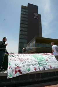 Estudiantes rechazados de la UNAM, integrantes del Comité Estudiantil Metropolitano y el Comité de Aspirantes a la Educación Superior, realizaron una asamblea en el acceso a la Torre de Rectoría, en Ciudad Universitaria