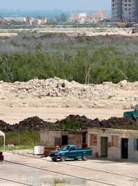 El constante crecimiento de la ciudad de Cancún, Quintana Roo, ha provocado que las nuevas construcciones habitacionales devasten grandes extensiones de manglar en un afán por tener una ubicación privilegiada cerca de la costa, para obtener mayor plusvalía, sin importar los daños ecológicos. Imagen de archivo