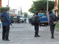 En Morelia, Michoacán, ocurrió un enfrentamiento cuando miembros del Ejército intentaban realizar un cateo en la colonia Prados Verdes. En la refriega murió una persona