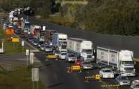 Camiones formados en línea se mueven con lentitud en una autopista hacia Sydney, como forma de protestar contra los elevados precios de los combustibles en Australia