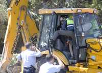 Personal de rescate israelí retira la excavadora que utilizó un palestino en un atentado que provocó 16 heridos. El atacante, de 22 años, fue abatido a tiros por un guardia fronterizo en Jerusalén