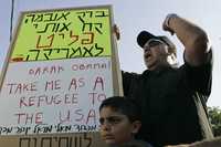 Israelíes se manifiestan en Sderot durante la visita del candidato presidencial demócrata Barack Obama