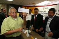 Francisco Bojórquez, director del Metro, y Gilberto Ensástiga, delegado de Tláhuac, encabezaron la entrega de cheques a comuneros que vendieron sus parcelas