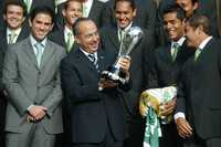 El campeón del futbol mexicano llevó a Los Pinos el trofeo del torneo anterior y dejó que el mandatario lo acariciara