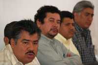 El diputado federal perredista Victor Aguirre Alcaide (izquierda), acompañado por representantes de otras corrientes del PRD en Guerrero, cuestionó su destitución como secretario general de la dirigencia estatal