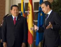 El presidente venezolano escucha las palabras del jefe del gobierno español, Rodríguez Zapatero, en la recepción en el Palacio de la Moncloa