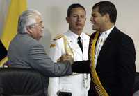 El jefe de la Asamblea Constituyente, Fernando Cordero, felicita en Quito al presidente Rafael Correa por la aprobación de la nueva Carta Magna