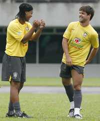 Ronaldinho y Diego, durante el entrenamiento con su selección