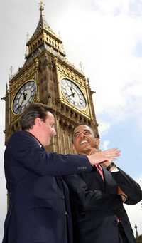 El líder del Partido Conservador británico, David Cameron, saluda a Barack Obama en las afueras del Parlamento, ayer en Londres