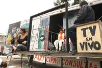 La caja de un tráiler sirvió de "estudio de televisión" para la "transmisión" de una serie de entrevistas a artistas y periodistas sobre la propuesta de reforma energética. El acto se realizó en el parque Morelos