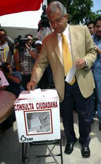 Andrés Manuel López Obrador al emitir su voto