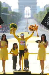 Carlos Sastre, acompañado de sus dos hijos, festejó su triunfo en el Tour de Francia 2008
